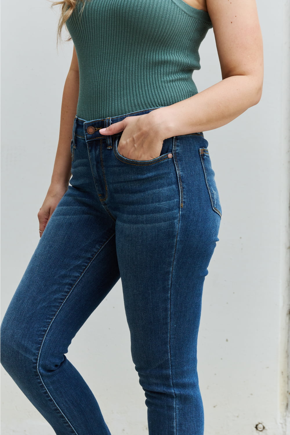 Mid Rise Cropped Relax Fit | Jeans