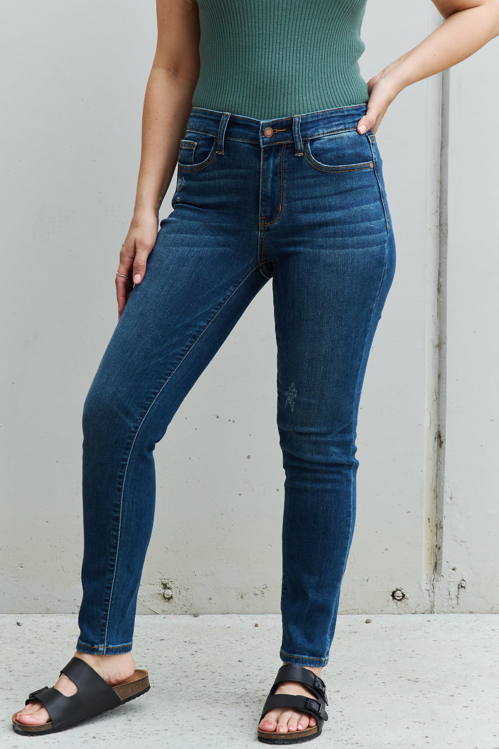 Mid Rise Cropped Relax Fit | Jeans