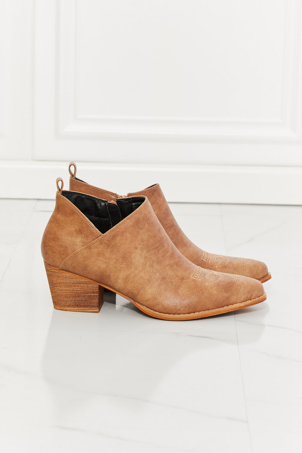 Embroidered Crossover Cowboy Caramel | Bootie