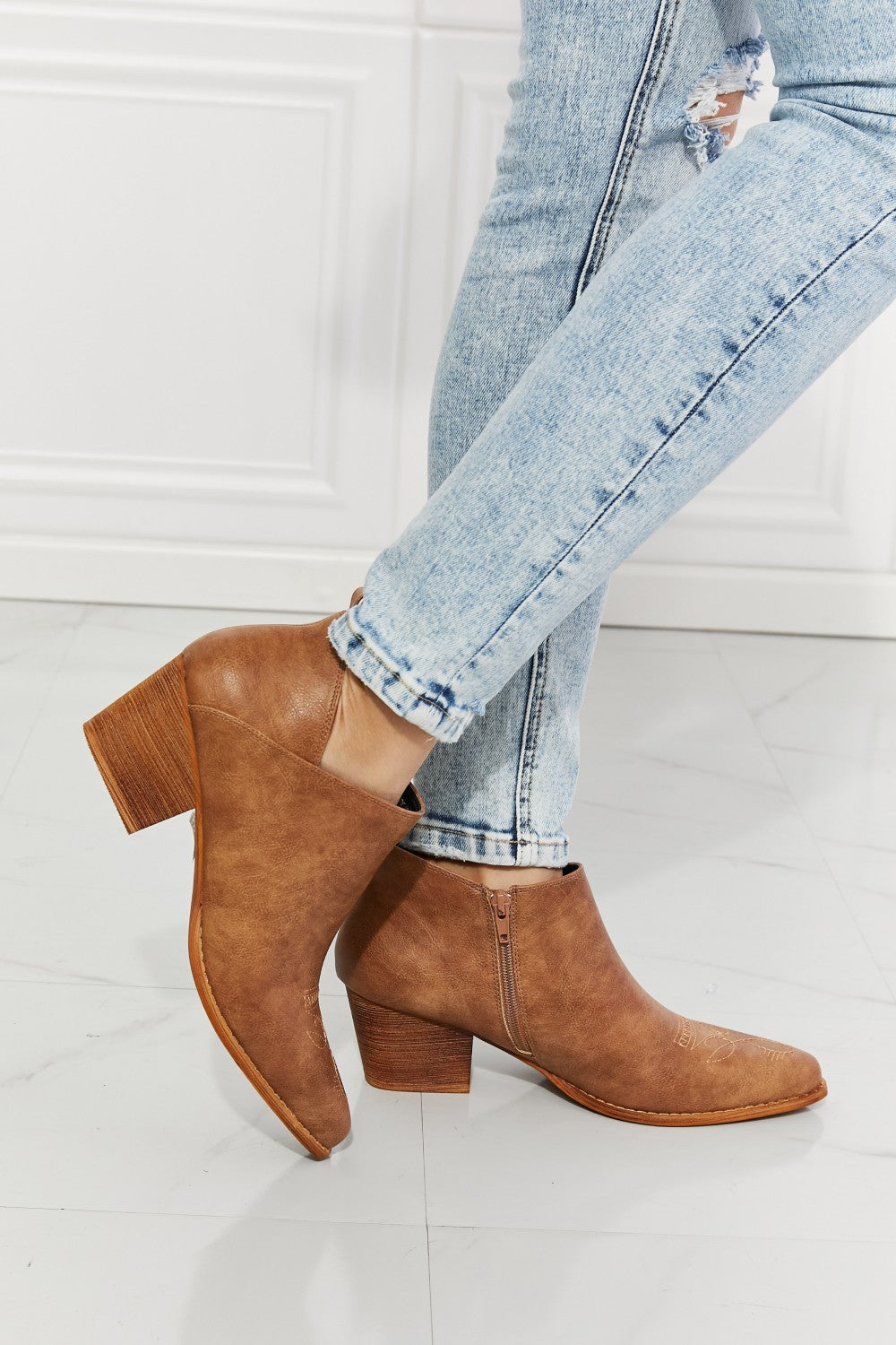 Embroidered Crossover Cowboy Caramel | Bootie