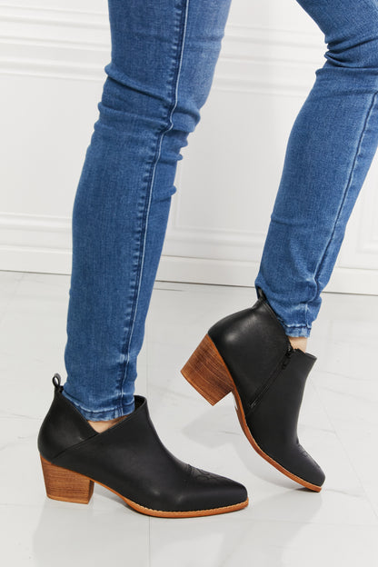 Embroidered Crossover Cowboy Black | Bootie