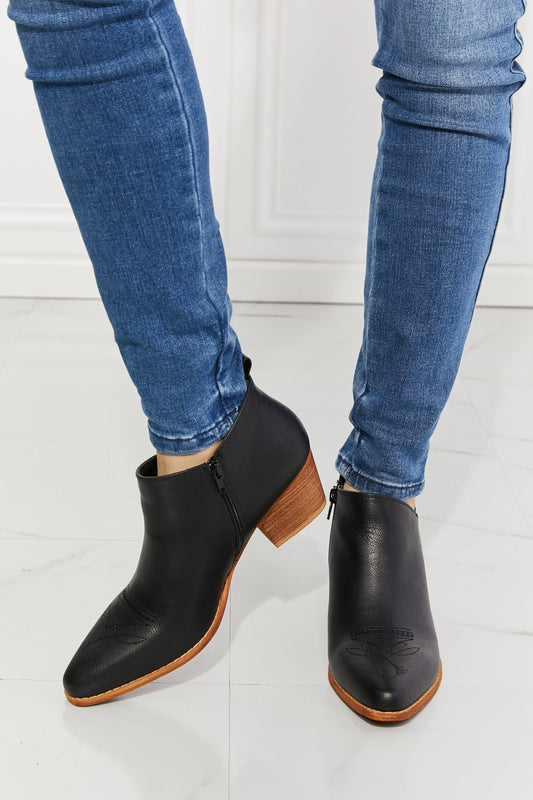 Embroidered Crossover Cowboy Black | Bootie