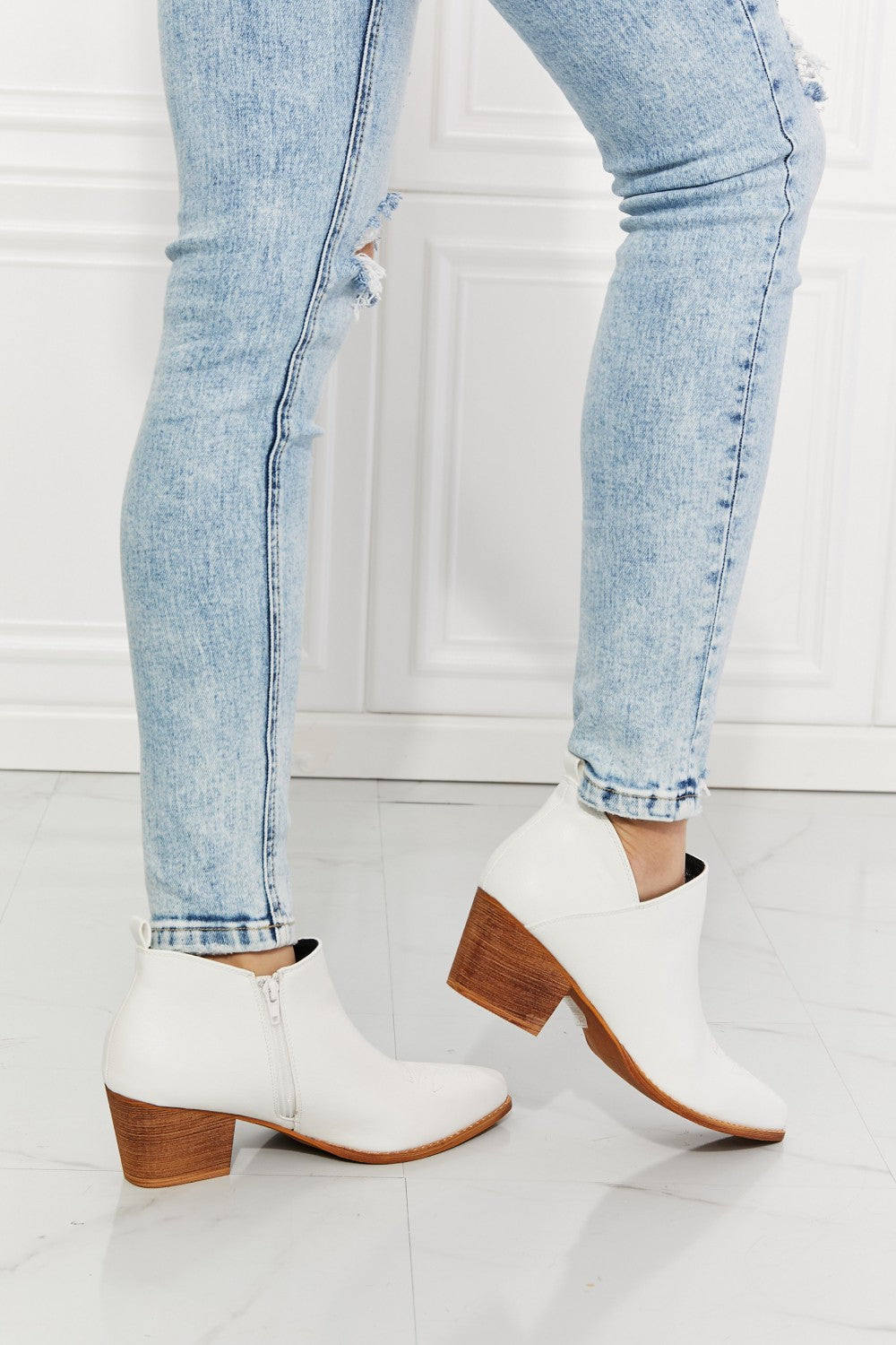 Embroidered Crossover Cowboy White | Bootie