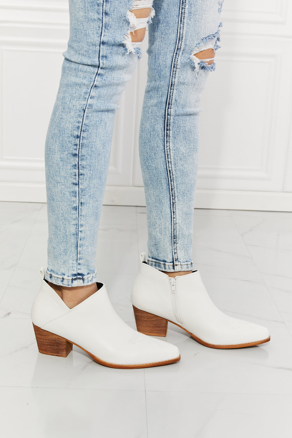 Embroidered Crossover Cowboy White | Bootie